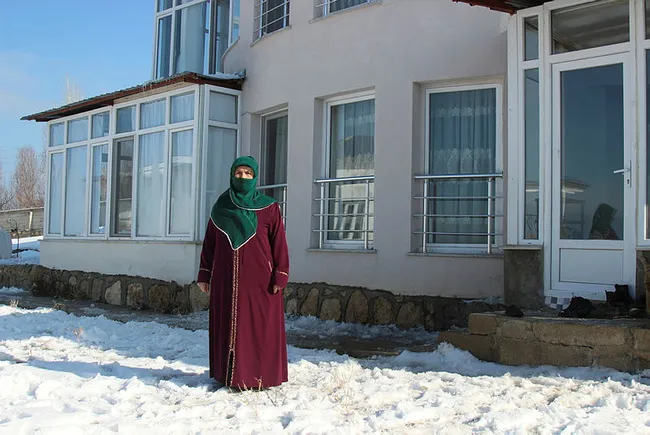 Vanlı 10 çocuk annesi Aslı teyze torunundan okuma yazma öğreniyor - 4