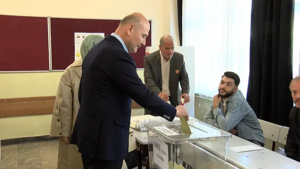 adalet-bakani-bekir-bozdag-sanliurfada-oyunu-kullandi-1684052396403.jpg Bakanlar sandık başında: "Bugün söz millette" - 4