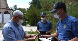 İmam cami avlusunda bulduğu altınları polise teslim etti