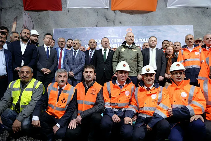 Bakan Adil Karaismailoğlu, Aşık Şenlik Tüneli Işık Görme Töreni’nde konuştu! Yol 4 kilometre daha kısalacak