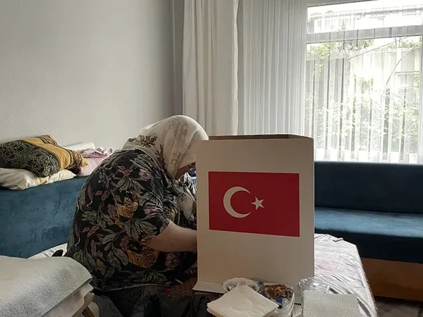 1685259473368.jpeg Hasta ve engelli vatandaşlar oyunu kullandı! Sandığa gidemeyenlere “seyyar sandık” - 4
