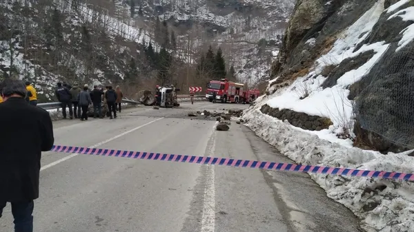 trabzonda-akilalmaz-felaket-kayaparcasi-yoldan-gecen-arabanin-uzerine-dustu-4-kisi-hayatini-kaybetti-1648311388440.jpg Trabzon’da akılalmaz felaket! Kaya parçası yoldan geçen arabanın üzerine düştü: 4 kişi hayatını kaybetti - 3