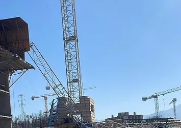 Osmaniye'de vinç devrildi: Operatör hayatını kaybetti