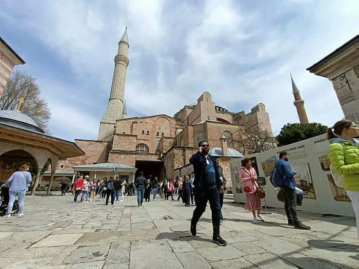 ayasofya-camiinin-tahrip-olan-imparator-kapisi-onarildi-1650581594630.jpg Ayasofya Camii'nin tahrip olan imparator kapısı onarıldı - 1