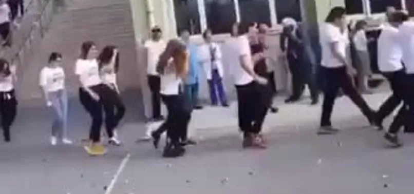 Kadıköy Anadolu Lisesi'ndeki simit skandalına öğrencilerden açıklama
