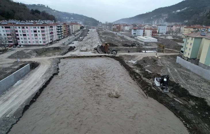 Sel felaketinin yaşandığı Bozkurt’ta yürekleri hoplatan olay! Kar suları eriyince çay taştı
