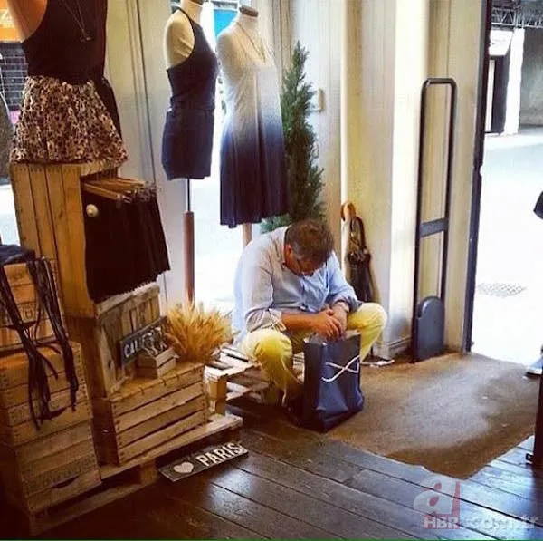 Alışverişin bitmesini bekleyen yalnız ve sabır dolu AVM adamları 13