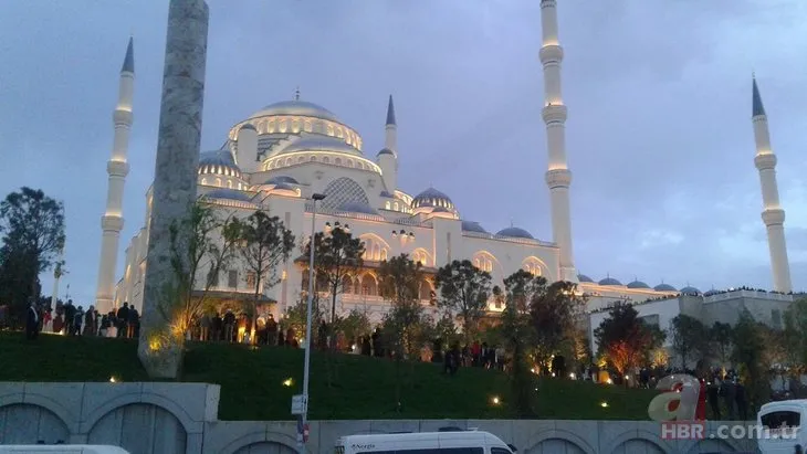 Büyük Çamlıca Camii'nde tarihi kalabalık!