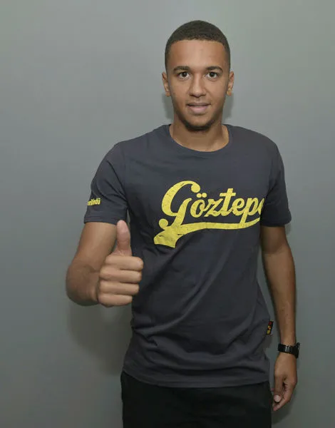 Axel Ngando Göztepe'ye imzayı attı - 1