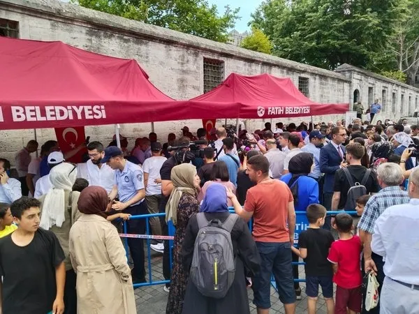 Gürsoy Vakfı Başkanı Hasan Gürsoy Süleymaniye Camii’nde aşure dağıttı