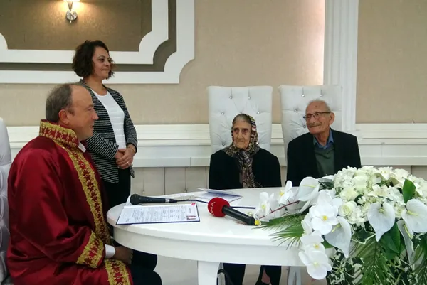 saglik-sorunlari-icin-gittiler-aski-buldular-90-yasindaki-kadin-ve-77-yasindaki-adam-evlendi-1666596592659.jpg Sağlık sorunları için gittiler, aşkı buldular! 90 yaşındaki kadın ve 77 yaşındaki adam evlendi - 3