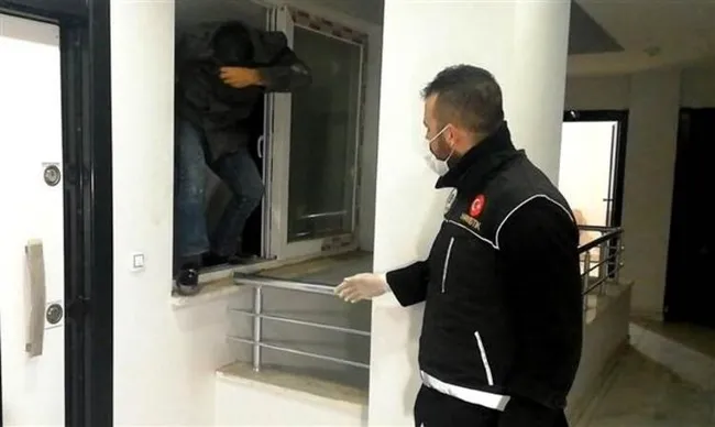 Osmaniye’de kumar baskınında çatıdan kaçmaya çalışanlar böyle görüntülendi - 6