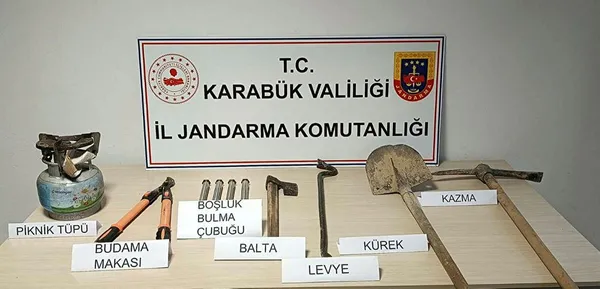 kacak-kazi-yapan-5-kisiye-sucustu-cok-sayida-malzeme-ele-gecirildi-1699362448521.jpg Kaçak kazı yapan 5 kişiye suçüstü! Çok sayıda malzeme ele geçirildi - 1