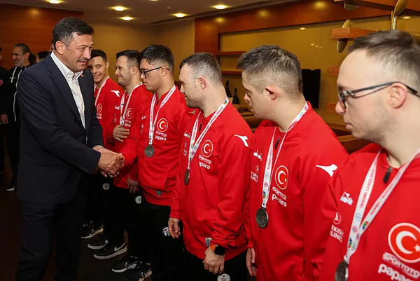 cumhur-ittifaki-izmir-adayi-hamza-dag-dunya-ikincisi-ozel-sporcularla-bulustu-kendi-evlatlarimiz-gibi-1711565895668.jpg Cumhur İttifakı İzmir adayı Hamza Dağ dünya ikincisi özel sporcularla buluştu: Kendi evlatlarımız gibi...