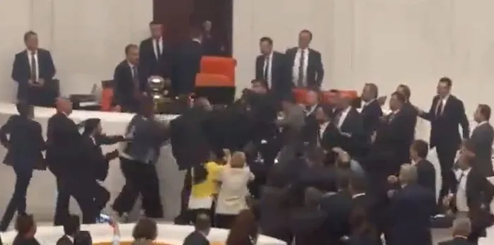 TBMM’de tekme tokat kavga! Yerler kan oldu! Can Atalay oturumunda ortalık karıştı... | Kavgaya kınama cezası