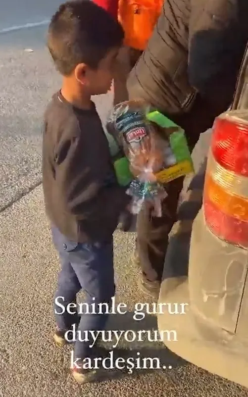 kendi-kucuk-ama-yuregi-kocaman-depremzede-cocuk-herkesi-aglatti-1676281357373.jpg Kendi küçük ama yüreği kocaman! Depremzede çocuk herkesi ağlattı! - 2