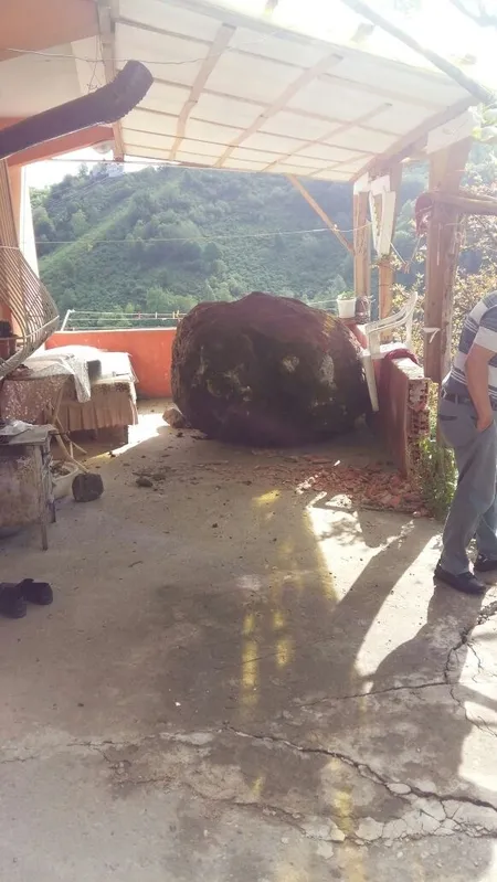 Giresun'da dev kaya kütlesi eve düştü - 2