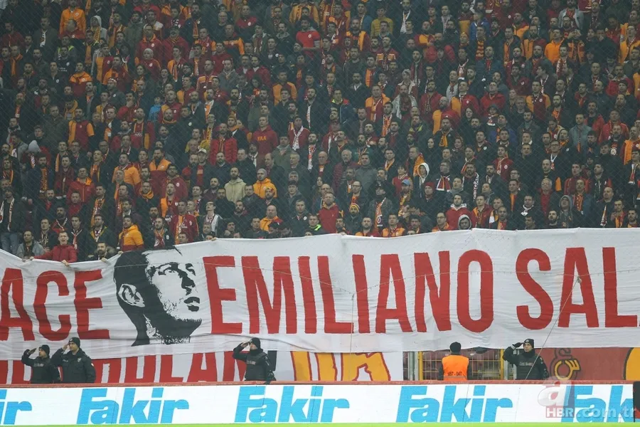 Galatasaray taraftarlarından anlamlı pankartlar 4