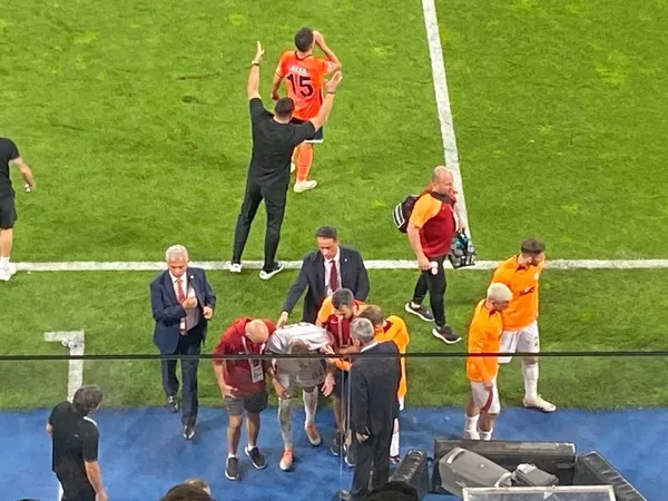 galatasarayda-sakatlik-soku-kazimcan-karatas-soyunma-odasina-goturuldu-1695491123486.jpg Galatasaray'da sakatlık şoku: Kazımcan Karataş soyunma odasına götürüldü - 5