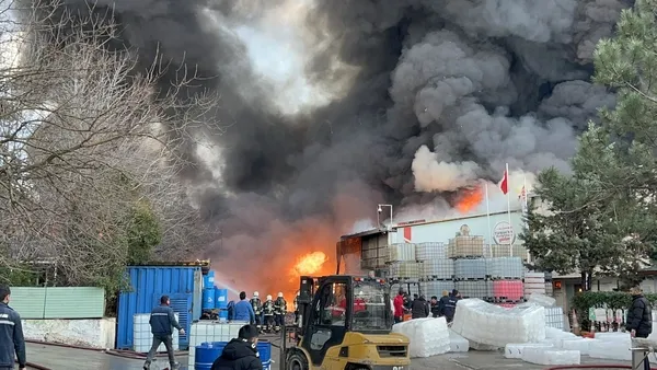 kocaelide-fabrika-yangini-dumanlar-gokyuzunu-kapladi-1706959115274.jpeg