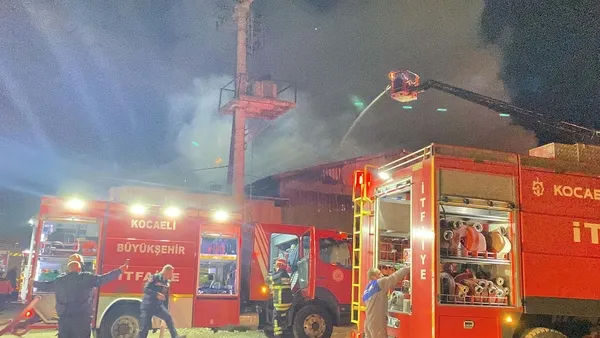 1702844401618.jpg Kocaeli’de korkutan yangın: Palet deposu alevlere teslim oldu! 1 işçi hastaneye kaldırıldı - 5