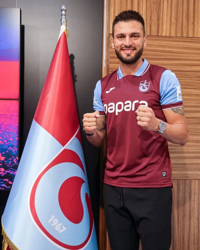 Trabzonspor Okay Yokuşlu için imza töreni düzenledi
