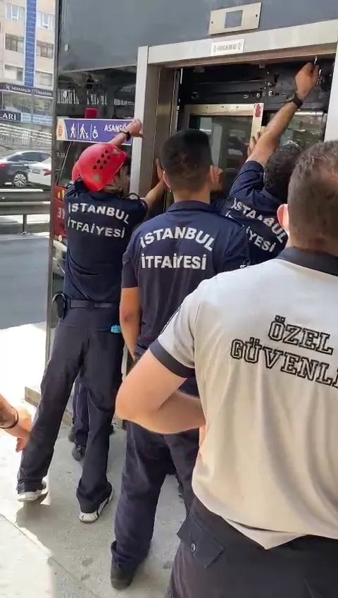 istanbul-avcilarda-8-kisi-metrobus-asansorunde-mahsur-kaldi-1628148251294.jpg