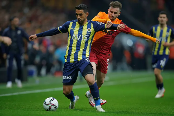 Galatasaray 3 Fenerbahçe ise 6 değişikle derbiye çıktı