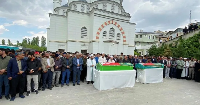 erzincandaki-maden-faciasinda-2-iscinin-daha-cansiz-bedenine-ulasildi-1714822336271.jpeg Erzincan'daki maden faciasında 2 işçinin daha cansız bedenine ulaşıldı - 3