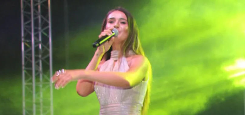 Elif Buse Doğan sahnede bayıldı
