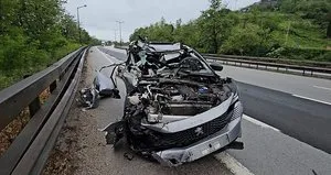 Sakarya’da otomobil TIR’a çarptı: 1 yaralı