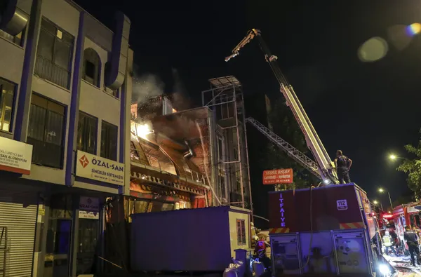 Ankara'da 2 katlı ahşap atölyesinde yangın - 4