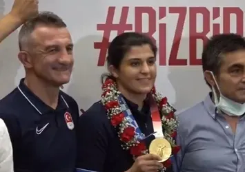 Busenaz Sürmeneli yurda döndü! Şampiyon A Haber'e konuştu