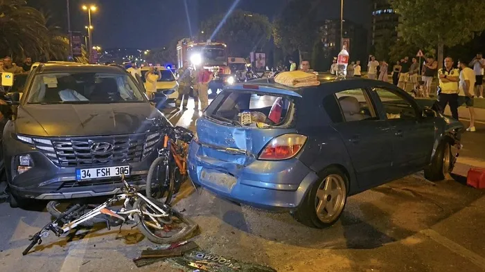 kartalda-feci-kaza-otomobil-park-halindeki-3-araca-carpti-cok-sayida-yarali-var-1721598576076.jpeg Otomobil park halindeki 3 araca çarptı