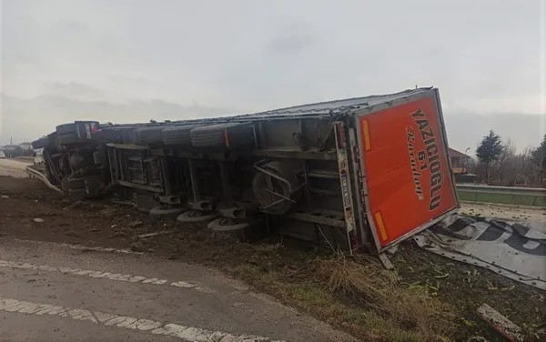 1616348423201.jpg Amasya'da sebze yüklü TIR devrildi can pazarı yaşandı - 4