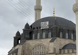 İşçilerden dikkat çeken protesto! Kubbeye çıkıp pankart açtılar