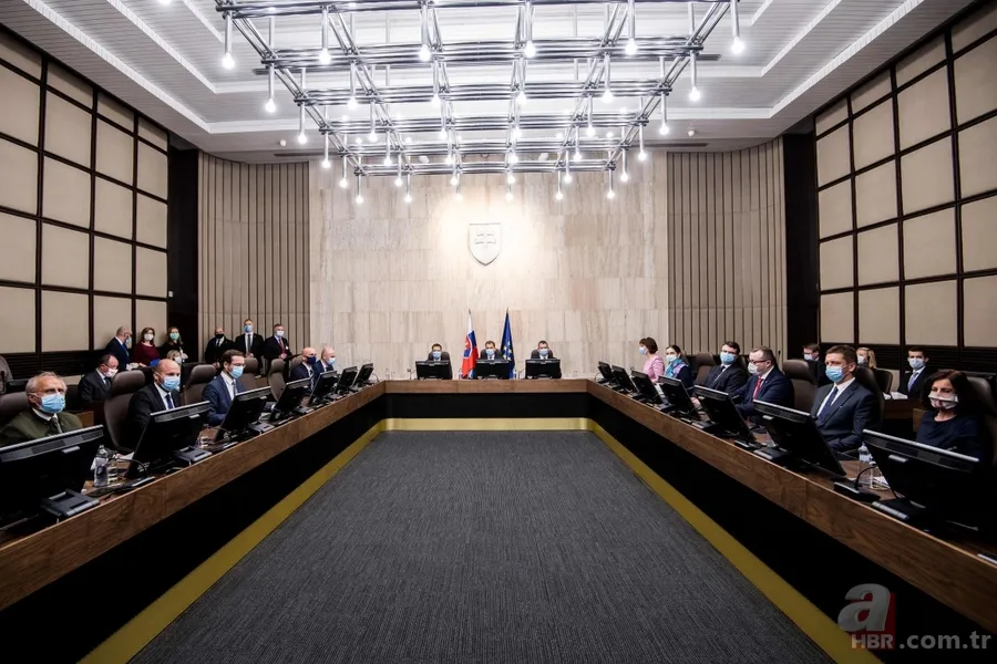 Slovakya'da yeni Başbakan Igor Matovic'in yemin töreninde dikkat çeken Koronavirüs önlemi 12