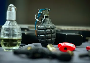 Uçağa bunlarla binmeye çalıştılar…