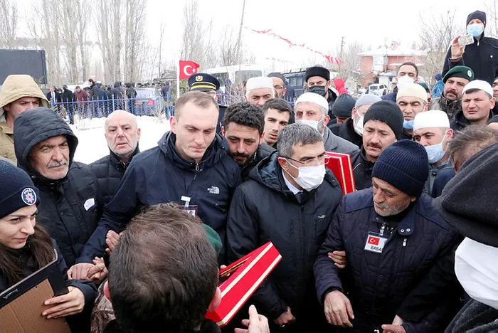 baskan-erdogandan-sehit-necati-aygun-ve-birol-ilinin-ailelerine-bassagligi-1648051274982.jpg Başkan Erdoğan'dan şehit Necati Aygün ve Birol İli'nin ailelerine başsağlığı - 3