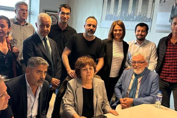 halk-tv-patronu-cafer-mahiroglunun-kacak-villasini-aysenur-arslan-bulmus-1697283998836.jpg Halk TV patronu Cafer Mahiroğlu'nun kaçak villasını Ayşenur Arslan bulmuş! - 2