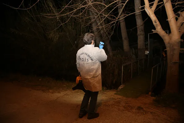 Bahçede temizlik yaparken insan kafatası buldu!