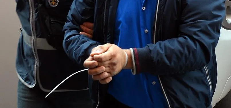 FETÖ elebaşı Gülen'in kitaplarını yakmaya çalışırken yakalandı