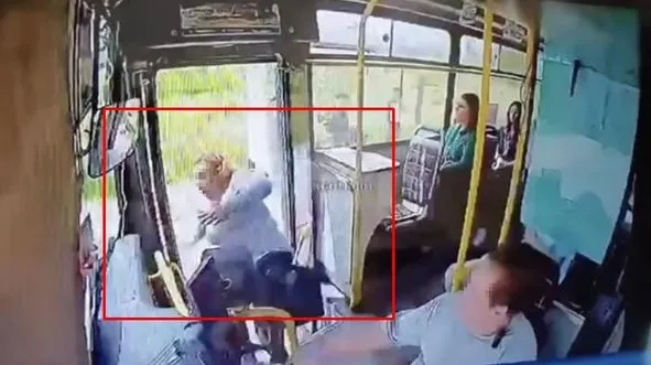 Kapısı açık halde seyir eden otobüsten düştü!