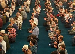 Gençler İstanbul fethinin yıldönümü için hazırlanan sabah namazında programında Ayasofya Camii’nde buluştu