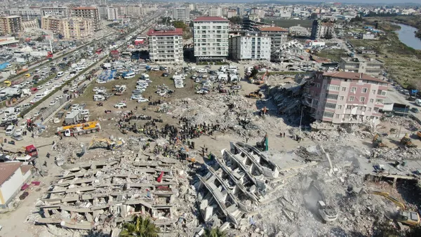 Asrın felaketinde 10 ili vuran deprem bölgelerindeki kamu çalışanları için genelge Resmi Gazete'de yayımlandı - 3