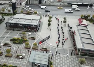 Kısıtlama sonrası alışveriş merkezine koştular: Uzun kuyruklar oluştu