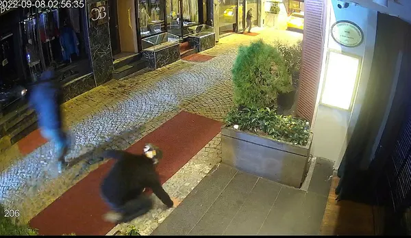 1664136219703.jpg Ortaköy'deki kavgadan yeni görüntüler! Motosikletle gelen 4 kişi silahlı saldırı düzenledi! Gece kulübü önünde kaos görüntüleri... - 4