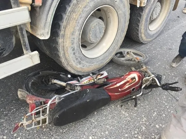 Son dakika! İki motosikletli yarış yaparken beton mikserine çarptı - 2