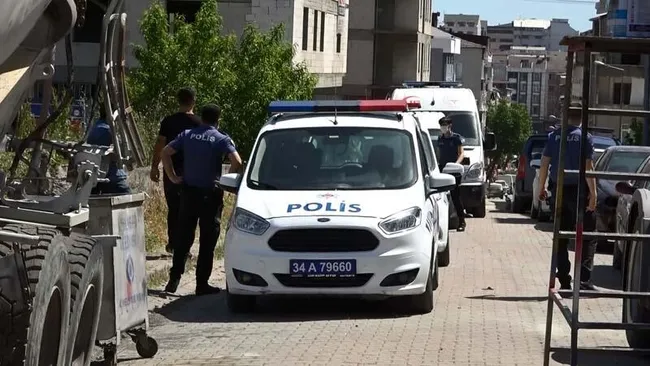 Sultangazi'de polis merkezinin yakınında silahlı çatışma - 1