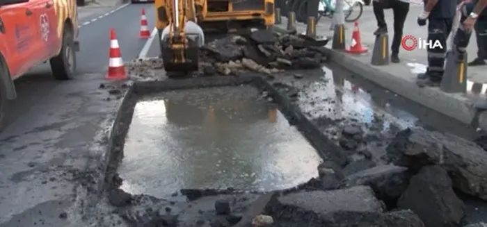 İstanbul Sarıyer’de İSKİ borusu patladı ana cadde çöktü! Yol trafiğe kapatıldı - 2